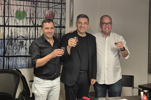 חתימת החוזה, צילום: הוד בצר